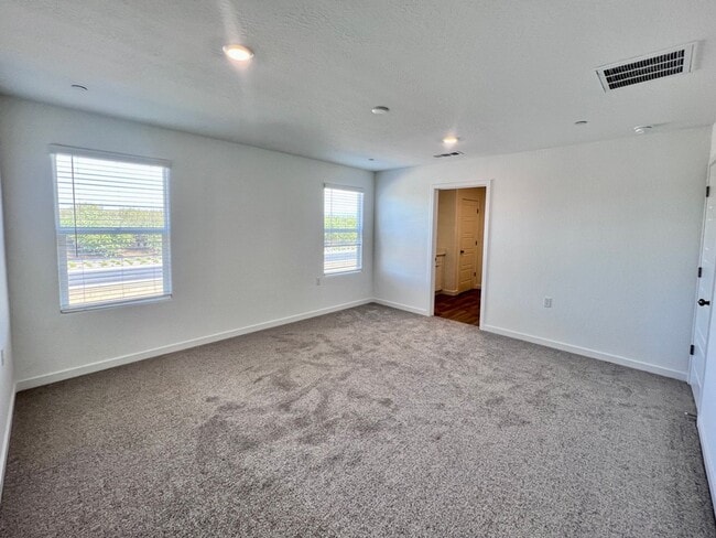 Building Photo - $2,950 Ashlan & Highland - Clovis 4 Bedroom/ Solar Panels/ Tesla Power Wall