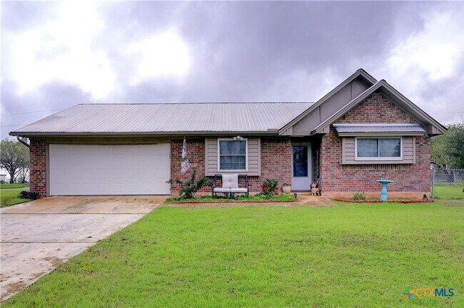 Primary Photo - 104 Lago Vista