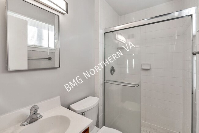 Building Photo - 5207 Gainsborough Dr