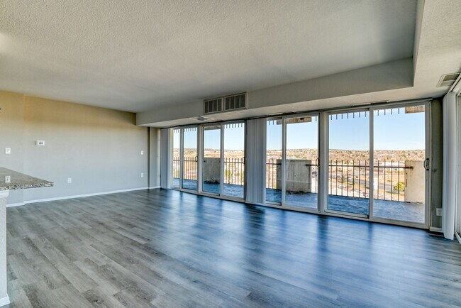 Building Photo - 2 Bed 2 Bath Condo in Historic Satellite Hotel