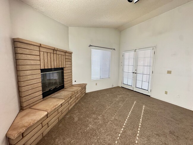 Building Photo - Spacious East Palmdale Home