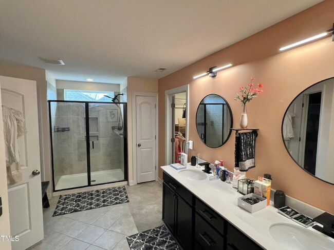 Building Photo - Unique opportunity -- with POOL!