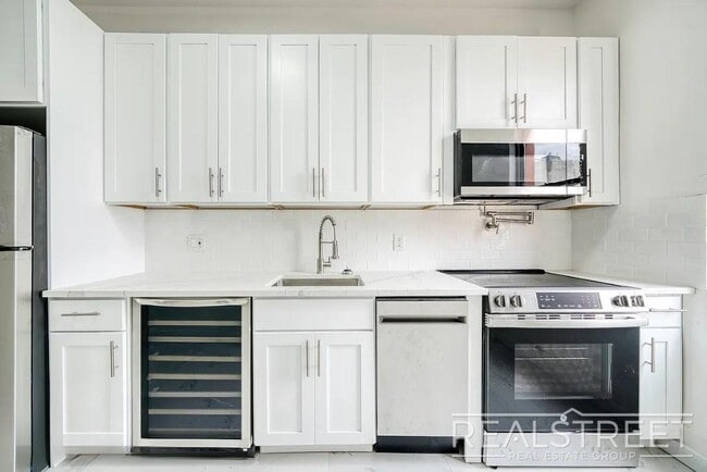 Building Photo - Massive 4BD/4BA Duplex with Office & Priva...
