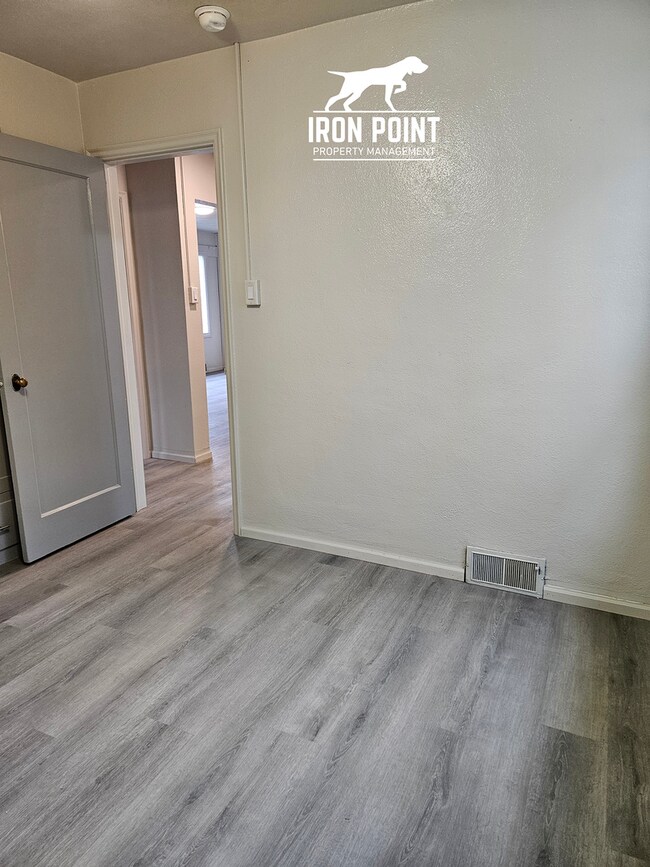 Building Photo - Renovated 3bed/2bath home w/gas fireplace, garage, near downtown Caldwell.