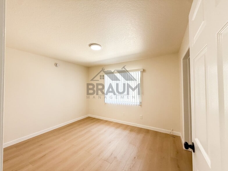 Building Photo - 5245 Riverton Ave