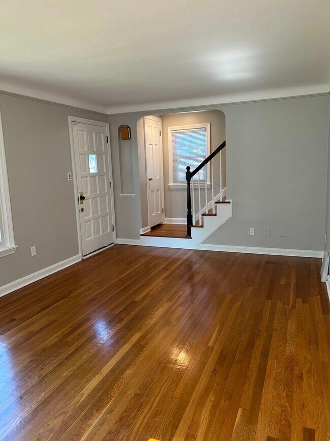 Building Photo - Spacious Colonial For Rent in Lyndhurst