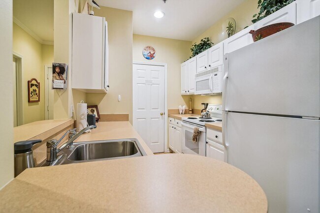 Building Photo - Enjoy coastal living in this Rehoboth Beac...