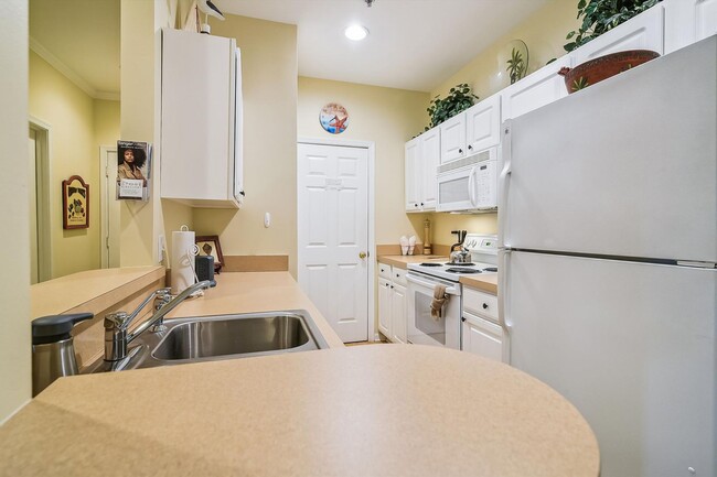 Building Photo - Enjoy coastal living in this Rehoboth Beach apartment, perfectly situated near the boardwalk, bea...