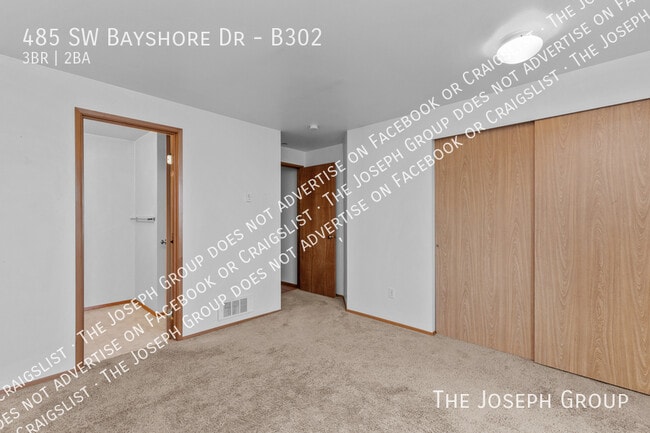 Building Photo - 485 SW Bayshore Dr