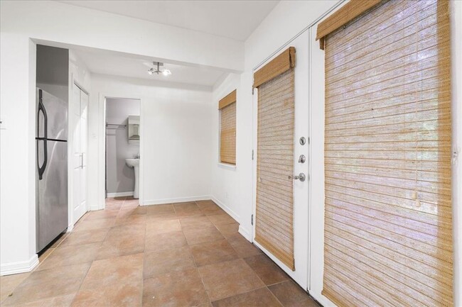 Building Photo - 6503 Guadalupe St