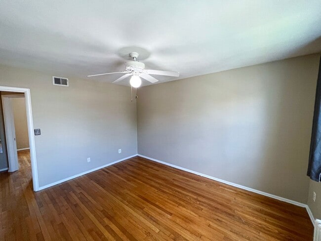 Building Photo - Charming 2 Bed 2 Bath Brick Townhome With A Fully Fenced Yard In Beautiful Foxcroft Heights