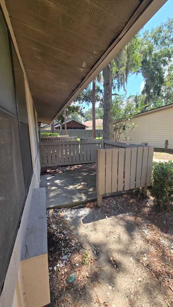 Building Photo - Fully Renovated 1/1 Available for Immediat...