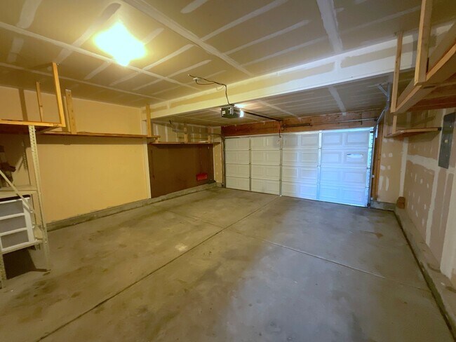 Building Photo - 4 Bedroom Home Available Near N Powers Bl ...