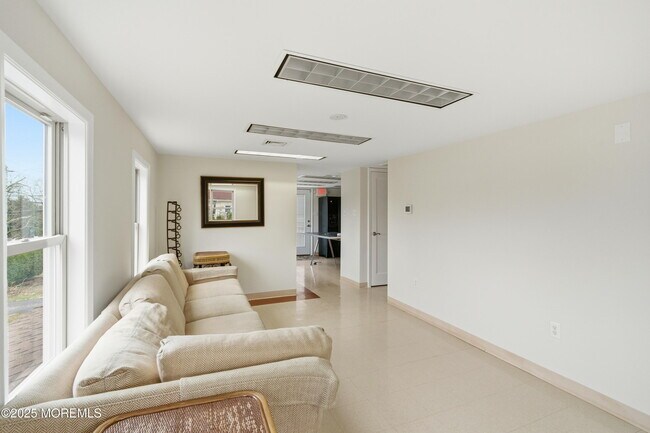 Building Photo - 400 S Main St