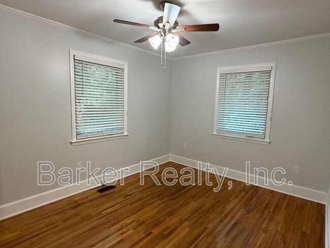 Building Photo - 401 Barclay Rd