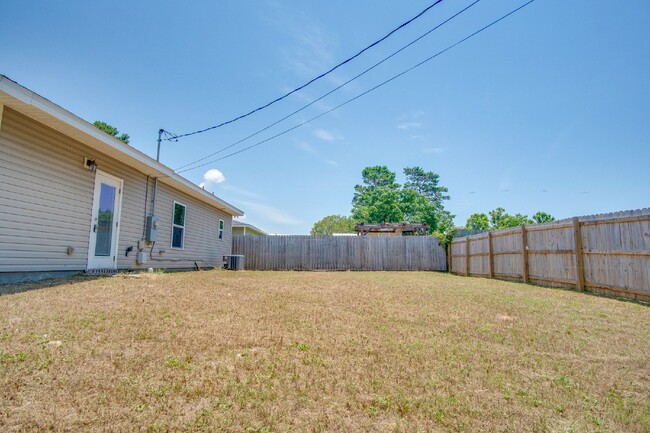 Building Photo - Modern  3 bedroom 2 bathroom home in Gulf ...