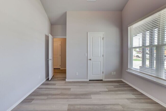 Building Photo - Need More Space? This 4/2.5/2 Has It!