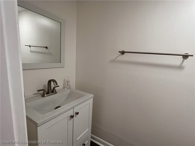 Building Photo - 3915 Edgewater Dr