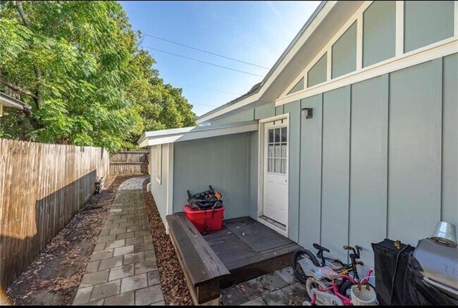 Building Photo - 2329 Reynolds St