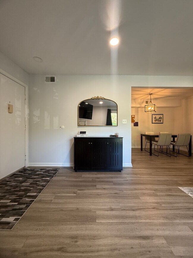 Building Photo - Fully Furnished Condo with community pool