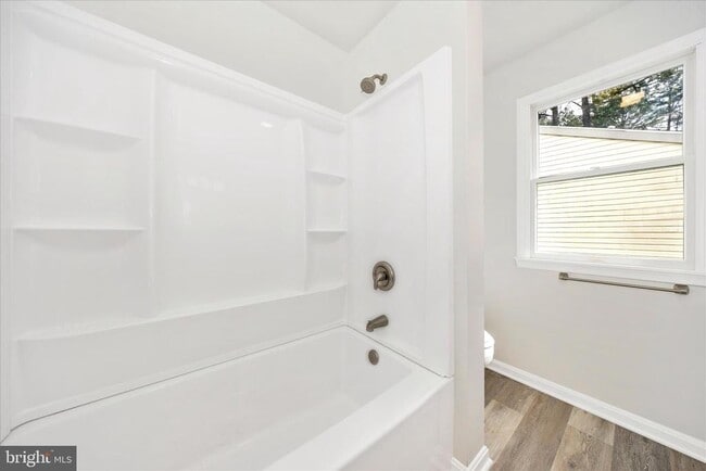 Building Photo - 1552 Crest View Ave