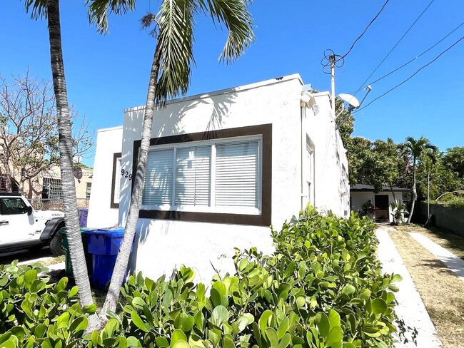 Building Photo - 929 SW 12th Ave