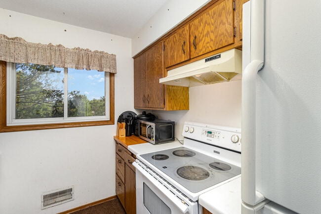 Furnished upper floor kitchen - 3937 Pumice Ct