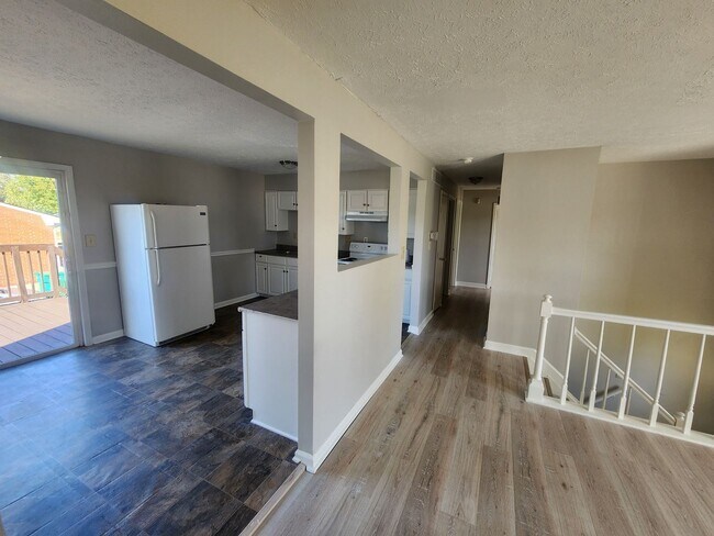 Building Photo - Lovely 4 bedroom 2 full bath bi-level home with large garage