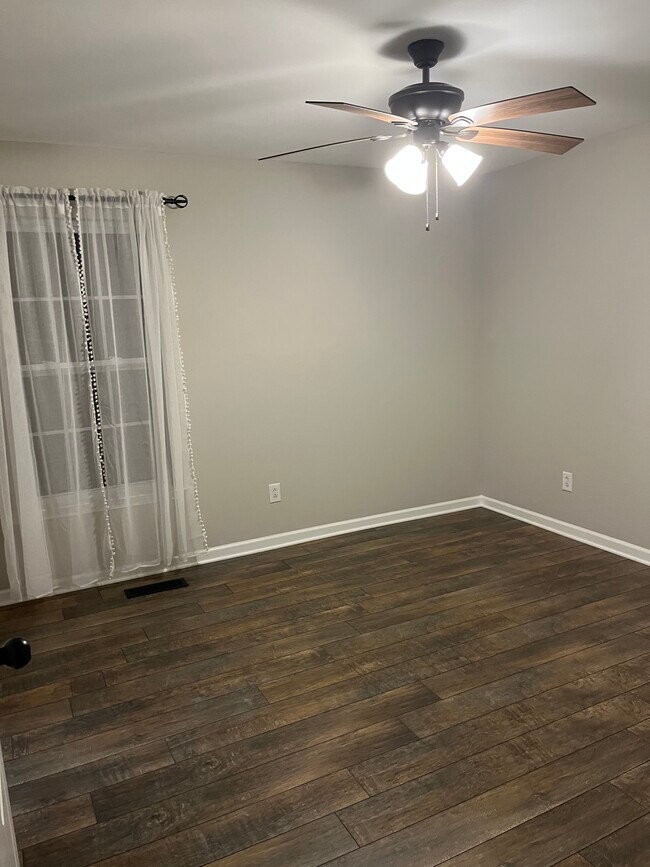 2nd Bedroom w/walk-in closet - 542 Rogers Ln