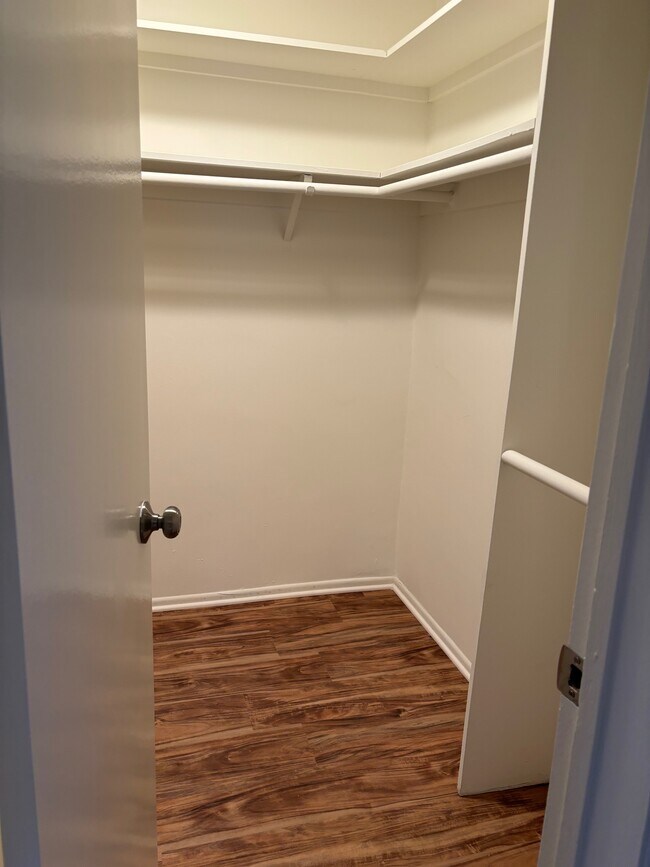 Building Photo - 1118 S Oakhurst Dr