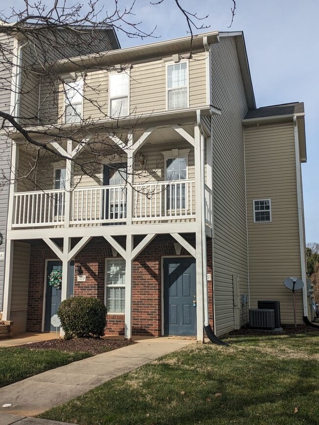 Building Photo - Large 3 Bedroom Townhome in Mooresville
