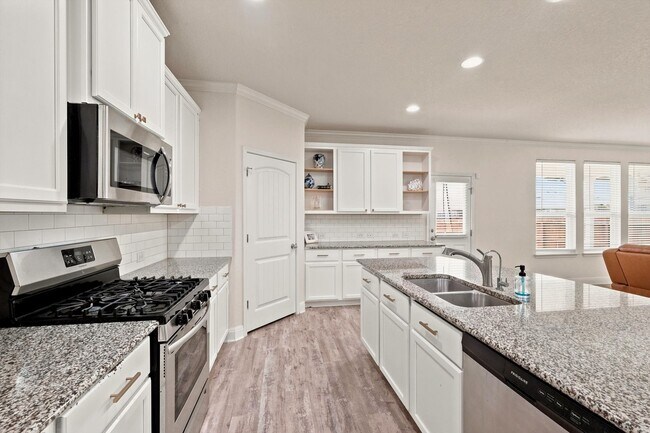 Building Photo - Spacious 6 Bedroom with Media Room!