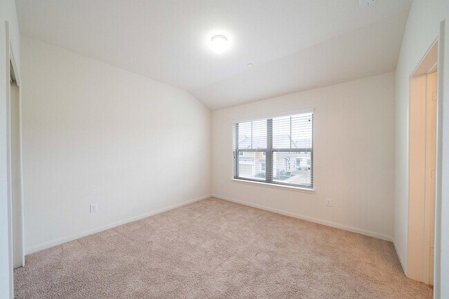 Building Photo - 1620 Bryant Dr