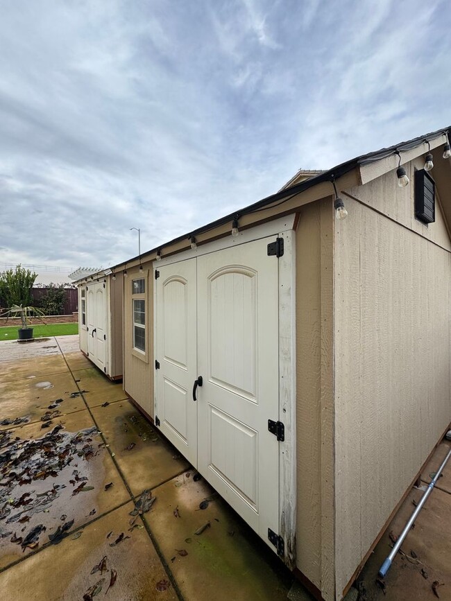 Building Photo - A Great House to Call Home!