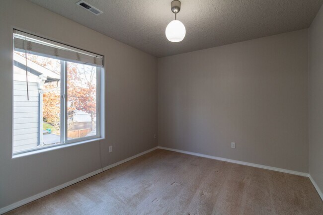 Building Photo - Beautiful 4 bedroom, 2.5 bathroom-Union Hi...