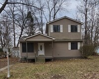 Building Photo - UPDATED BEAUTIFUL 3 BEDROOM/2 BATH