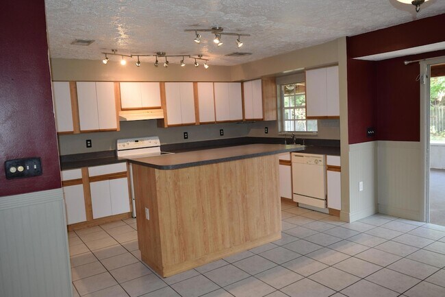 Building Photo - 1450 Creel Rd NE