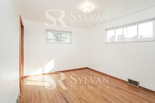 Building Photo - Cute, cozy and comfortable