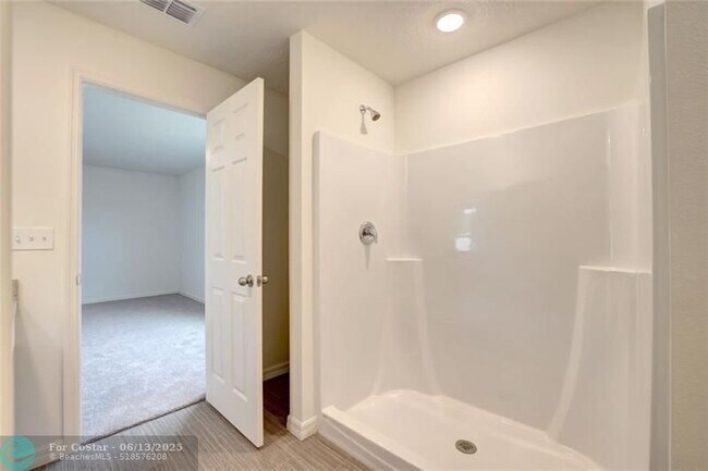Building Photo - 555 SW Paar Dr