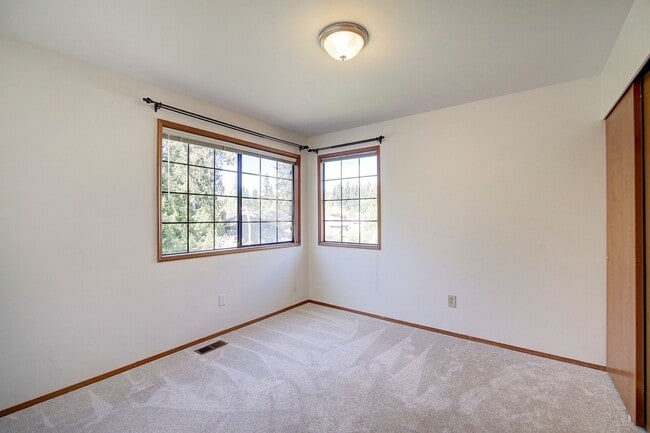 Building Photo - 4Bd/2.5Ba Sammamish Home