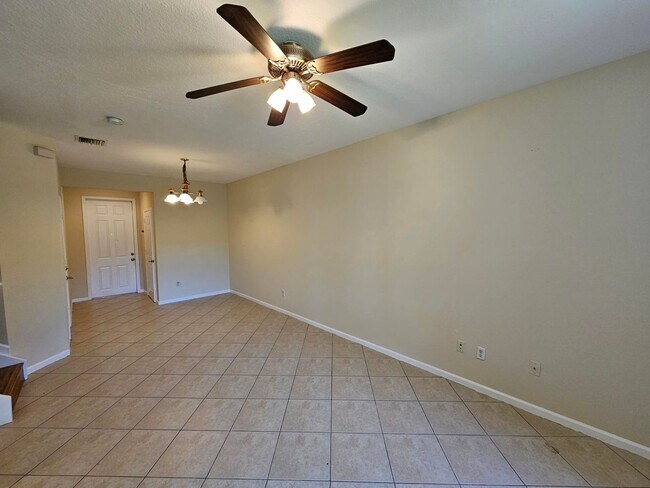 Building Photo - Spacious 3/2.5 Townhome