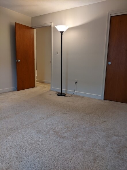 Bedroom2 with closet - 100 Summer St