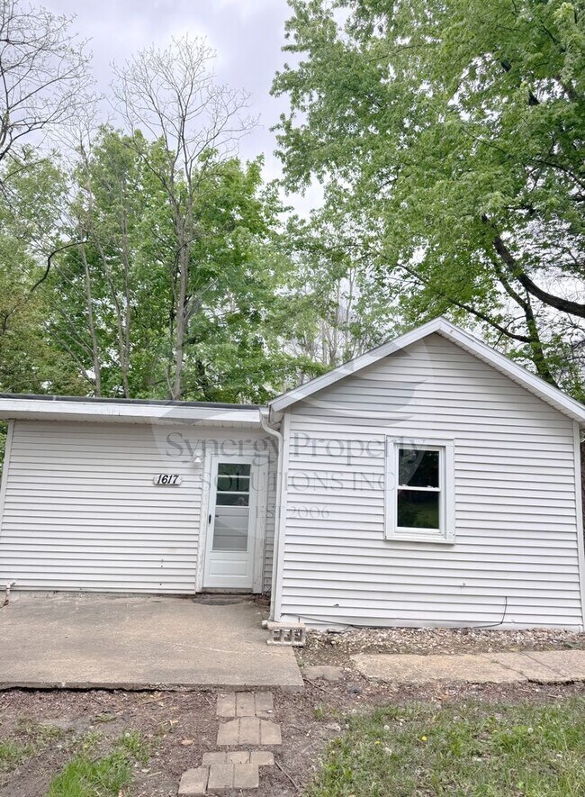 Building Photo - One Bedroom House Available Now