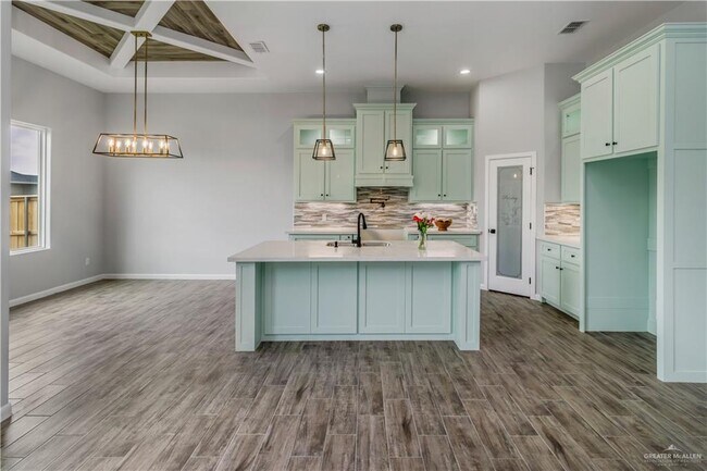 Building Photo - 13 Magnolia St