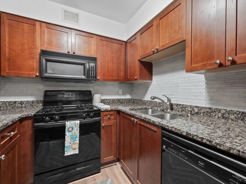 Primary Photo - 2479 Peachtree Rd NE