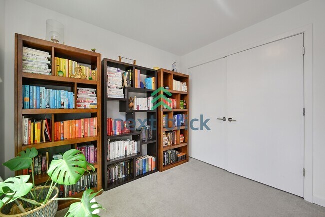 Building Photo - Spacious 3-Bedroom Townhouse in Seattle's Vibrant Heart – 2 Full Baths & 1508 Sq Ft of Comfort!