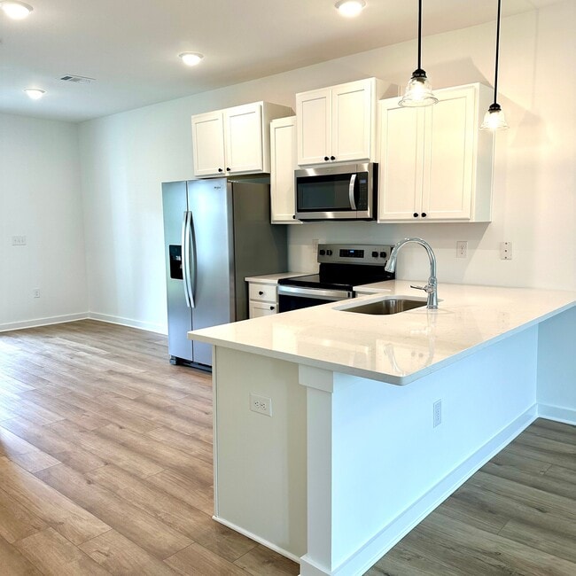 Building Photo - 5870 Tyndall Pl
