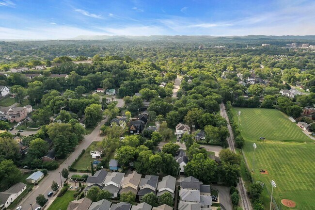 Building Photo - Great price for a huge house! CHARMING Sylvan Heights home 4 Bed 4 Bath. Beautiful private backya...