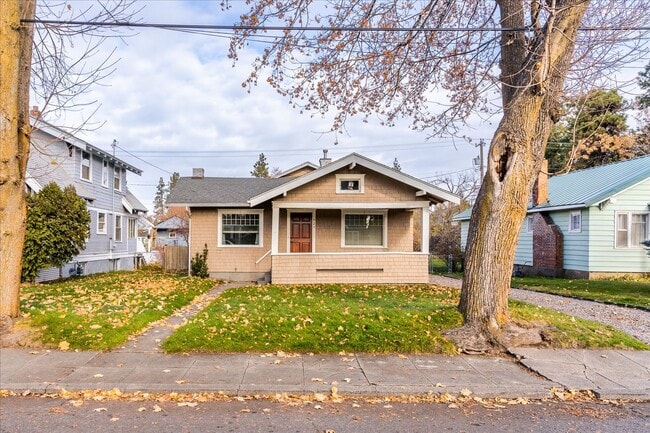 Building Photo - South Hill Charmer 3 bed, 1 bath available...