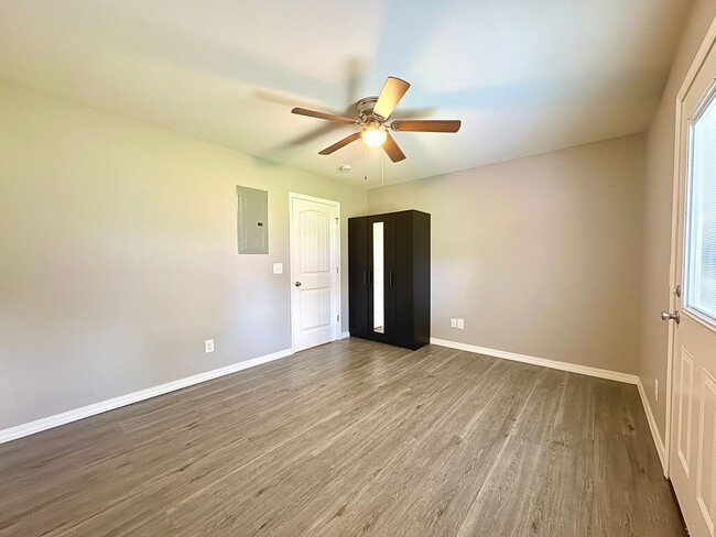 Building Photo - 1 Bedroom/ 1 Bathroom Triplex Unit in Sout...